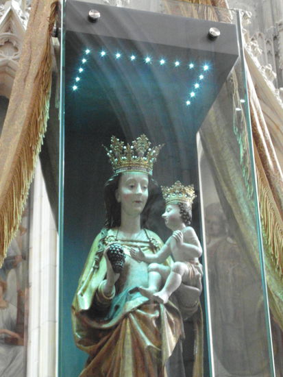 Eine Marienstatue von 1479, die immer noch verehrt und bei Prozessionen durch die Stadt getragen wird. Leider nimmt der Glaskasten meiner Meinung nach ein bisschen von ihrer Ausstrahlung.