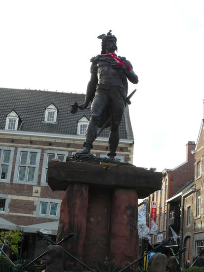 Im Mittelpunkt des Rathauses steht eine Statur von... nein, das ist nicht Asterix, sondern Ambiorix! Er besiegte als Anführer der Gallier im Jahr 54 v.Chr. die Römer und ist heute belgischer Nationalheld.