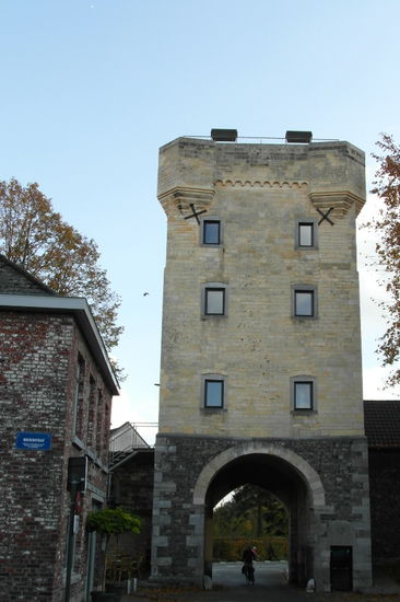 Am äußeren Rand des Hofes liegt das Moerenpoort, das einzige erhaltene mittelalterliche Stadttor Tongerens. Es wurde 1379 gebaut. Hier gibt es auch ein Museum, das aber geschlossen war.