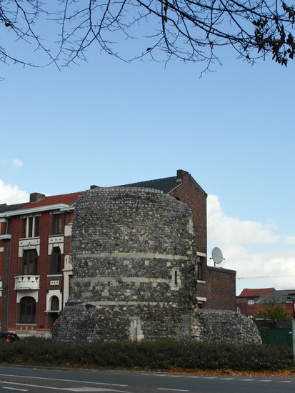 Entlang der Mauer sind auch einige Gebäude erhalten, das Beeindruckendste davon ist der Velinx-Turm. Er wurde zwar erst im Mittelalter gebaut, jedoch aus Steinen, die aus der römischen Mauer gebrochen wurden.