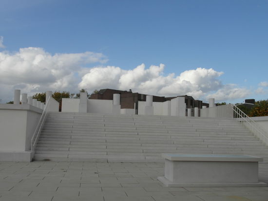 Hier gab es auch einen römischen Tempel, der auf dem höchsten Punkt der Stadt lag. Heute gibt es genau an der Stelle eine Art moderne "Rekonstruktion in Ansätzen", so dass man sich die Lage des Tempels verdeutlichen kann.