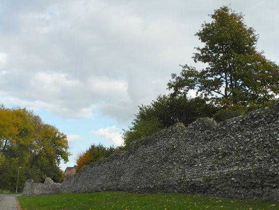 Weiter geht's an der Mauer entlang...