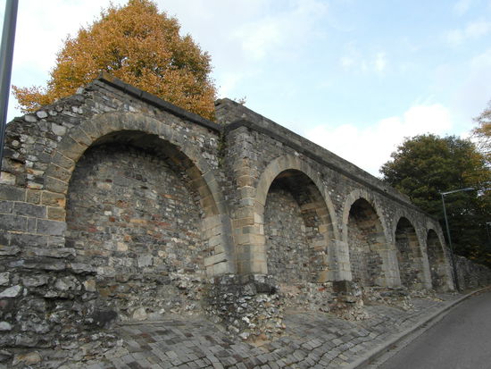 Neben der römischen Mauer sind auch noch Teile der mittelalterlichen Mauer aus dem 13. Jahrhundert erhalten.