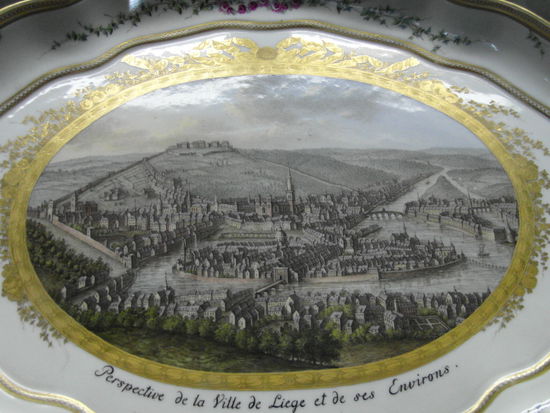 Auf diesem Teller sieht man gut Lièges ursprüngliche Architektur: Die Outremeuse auf einer Insel in der Maas, in der Altstadt die alte Kathedrale Saint Lambert, und die Zitadelle auf dem Berg.
