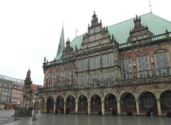 Das Rathaus, links davon der Roland