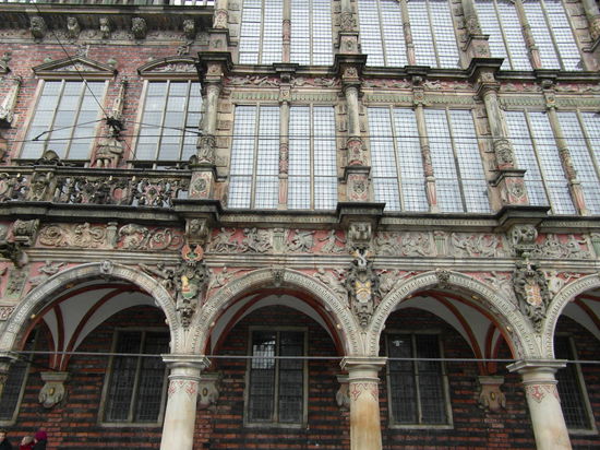 Besonders beeindruckt haben mich die vielen Verzierungen an der Fassade!