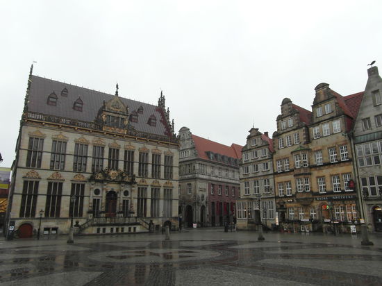 Die andere Seite des Platzes. Links sieht man den Schütting, ein Gebäude aus dem 16. Jahrhunderts, das früher das Gildehaus der Kaufleute war und heute als Handelskammer Bremens dient. Auch die Bürgerhäuser auf der rechten Seite sind sehr schön.
