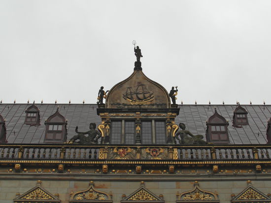 Giebel des Schütting mit Schiff - schließlich verdienten die Kaufleute vor allem am Handel über die See