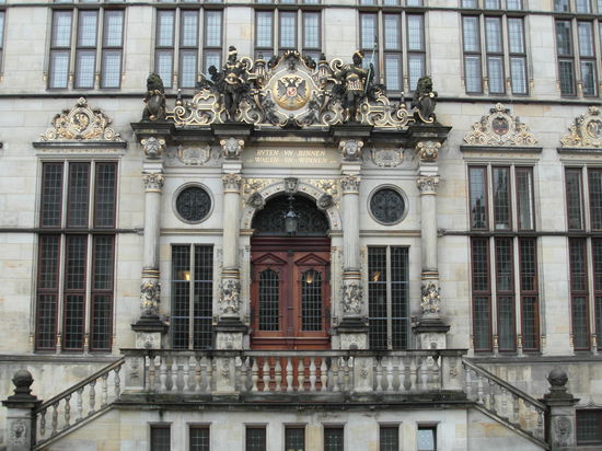 Das Portal des Gebäudes