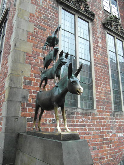 Hier befindet sich auch in einer Ecke das zweite, noch viel bekanntere Wahrzeichen Bremens: Die Bremer Stadtmusikanten! Sie sind so versteckt, dass ich sie regelrecht gesucht habe - allerdings sind sie auch eine der ganz wenigen Erinnerungen, die ich noch an meinen ersten Besuch hier habe!