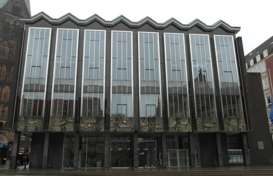Das Haus der Bürgerschaft aus den Sechziger Jahren, hier tagt das bremische Parlament. Vielleicht hab ich einfach keine Ahnung von Architektur, aber ich finde, dass das überhaupt nicht zu diesem schönen, alten Marktplatz passt...