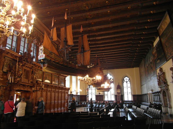 Die Rathaushalle - leider kommt es auf den Fotos mal wieder nicht so schön rüber... Und er sieht auf dem Foto auch viel zu klein aus! Die Maße: 41m lang, 13m breit und 8m hoch!