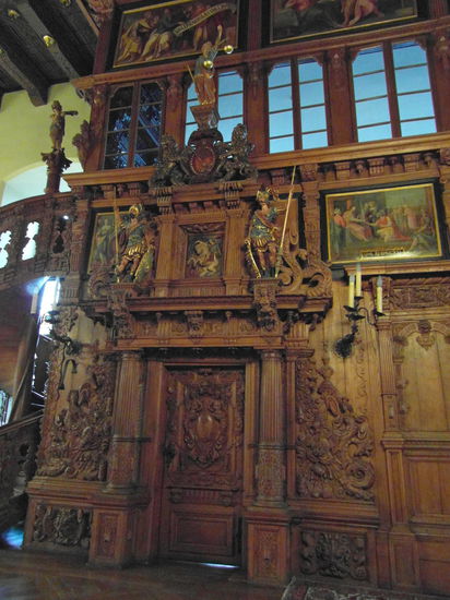 Herrliches Barock-Schnitzwerk, das der Halle eine besondere Atmosphäre gibt