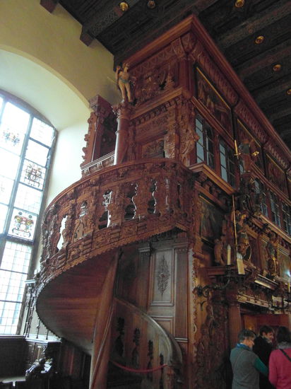 Die reich verzierte Wendeltreppe führt auf die Empore