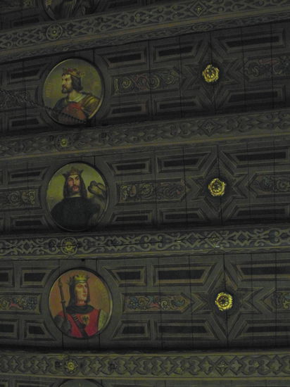 Die wunderschöne holzvertäfelte Decke mit Bildnissen von deutschen Kaisern