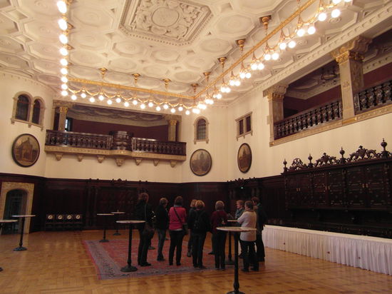 Wir machen einen Schritt von 500 Jahren und gehen in den Festsaal, gelegen in einem Anbau von 1913. Auch dieser Saal ist sehr prunkvoll und schön, kann mit der alten Halle aber natürlich nicht mithalten!