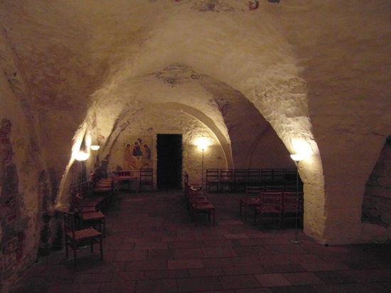 Der Innenraum wurde neu gestaltet, da die Kirche im Zweiten Weltkrieg stark zerstört wurde. Ehrlich gesagt fand ich ihn ziemlich langweilig. Viel interessanter ist die Krypta, die noch von der originalen mittelalterlichen Kirche stammt!