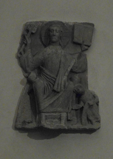 Das "Relief des thronenden Christus" aus dem Jahr 1050. Es befindet sich in der Krypta.