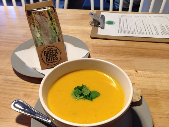 Genau das Richtige bei dem Wetter: Eine heiße Suppe! Und es war eine der besten Suppen, die ich bisher in meinem Leben gegessen habe: Süßkartoffel-Suppe im Green Bites. Abgeschlossen mit einem leckeren Falafel-Sandwich und anschließend einem heißen Kakao mit Macadamia-Milch! So aufgewärmt, kann's weitergehen!