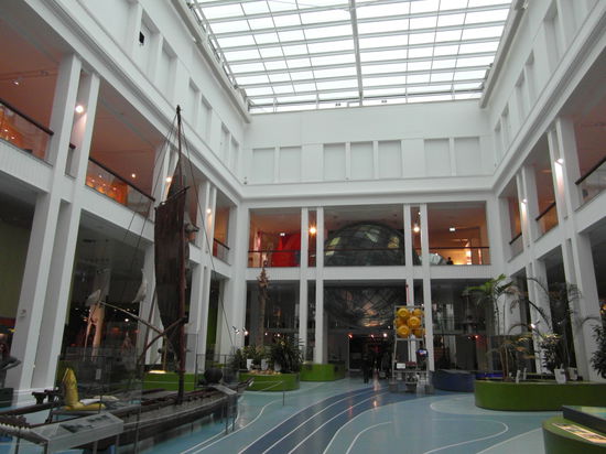 Im großen Eingangsbereich befindet sich die Ausstellung zu Ozeanien. Davon war ich aber etwas enttäuscht, denn sie besteht fast nur aus Masken aus Neuguinea, von denen ich schon sehr viele in Amsterdam gesehen habe.