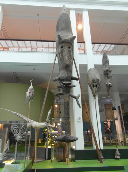 Diese riesige Maske, die bei Festen von mehreren Männern getragen werden muss, war schon beeindruckend, aber ansonsten ließ ich diesen Bereich schnell hinter mir.