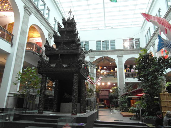 Es geht in den Asien-Bereich, der sich hauptsächlich der Religion widmet, daher gibt es einige Tempel-Nachbauten