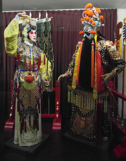 Es gibt aber auch viele andere Themen, wie z.B. Landwirtschaft, Musik, oder die Darstellenden Künste: Peking-Oper...