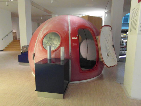 Auf der anderen Seite des Museums geht es dann zusehends durcheinander, es gibt kleine Ausstellungen zu allen möglichen Themen von Flüchtlingen über Menschenrechte und Verkehrsmittel bis zum Klimawandel. Beeindruckt hat mich diese wetterfeste Kapsel. In solchen Kapseln leben manche Forscher in der Arktis oder Antarktis monatelang!
