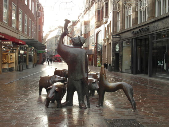 Auf dem Weg in die Altstadt ging ich durch die Sögegasse, wo ich dieses Schweinedenkmal sah, das mir supergut gefallen hat! Wie schön, dass diesen Tieren auch mal ein Denkmal gewidmet wird.