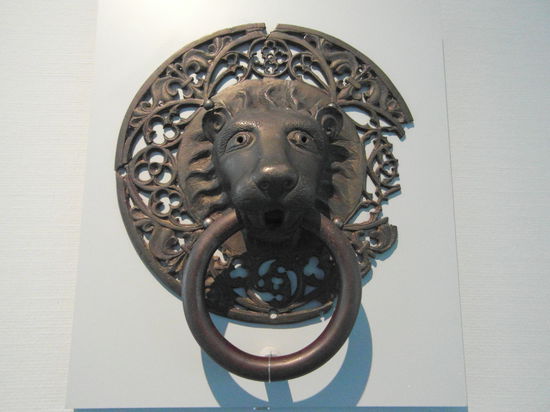 Einer der Original-Türklopfer des Rathauses - ein symbolträchtiger Löwe!