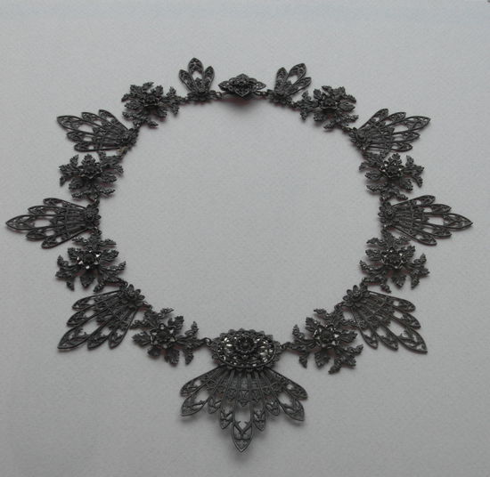 Eine Halskette aus Eisen aus dem Jahr 1815. Damals trugen Patriotinnen stolz solchen Eisenschmuck und zeigten dadurch, dass sie all ihr Gold zur Befreiung des Vaterlandes hingegeben hatten.