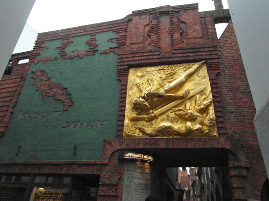 Eingang zur Böttcherstraße mit goldenem Fassadenrelief
