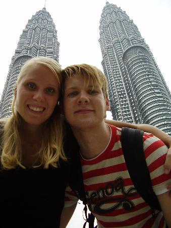 wir vor den Petronas Twin Towers