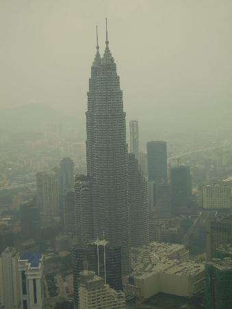 Petronas Twin Towers im Smog