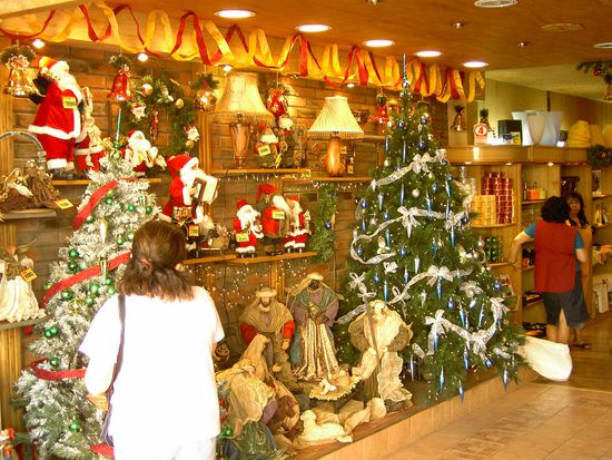 Passend zum schoenen Wetter geht hier der Weihnachtsverkauf los. Und "Stille Nacht" wird hier in einer popigen Spanischversion gespielt