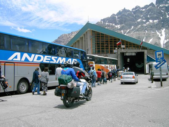 Wie in der Schule: In 2er-Reihen gings zur Passkontrolle  Wenigstens mussten wir nicht "haendchenhalten"...