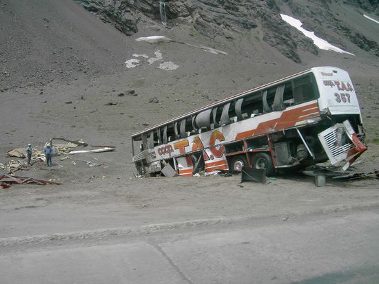 Es gab auf dieser Fahrt mal wieder spektakulaere Aussichten. Das dachte sich wohl auch der Fahrer dieses Busses...