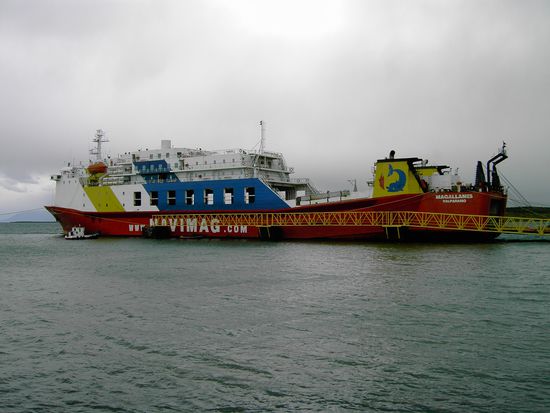 Eine Mischung aus dem "Traumschiff" und dem "Loveboat" (aber ohne Sascha Hehn bzw. Vicky) 