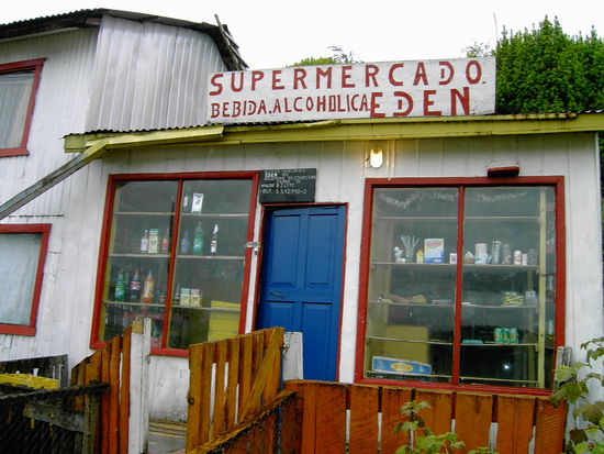 Puerto Eden: Ein Supermarkt, 2 öffentliche Telefone und 3 Computer mit WWW-Zugang in der Schule...