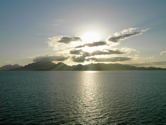 Eine letzte Impression der legendaeren Schifffahrt. Am Abend vor der Ankunft wollten sich die chilenischen Fjorde nochmal von Ihrer besten Seite zeigen...
Zu spaet 