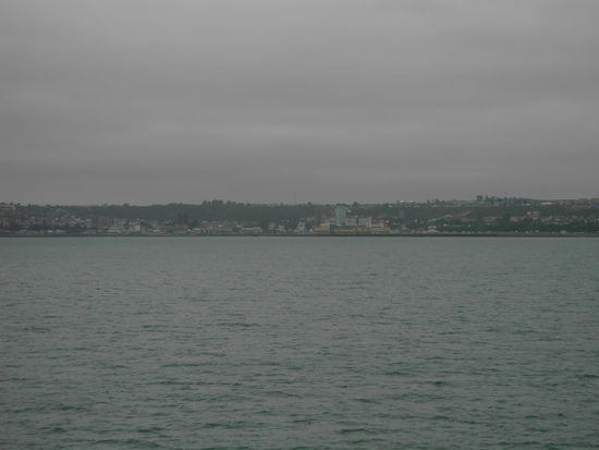 Unser Ziel Puerto Montt hatte fuer Schoenheit, wie fuer Sonnenschein nichts uebrig. Weg hier...