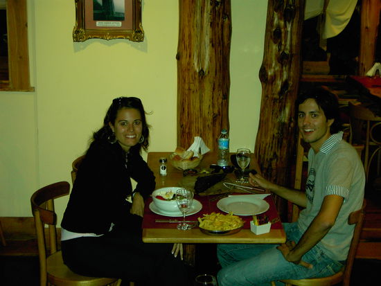 Was alle diese Orte gemeinsam haben: Es gibt Steaks bis zum abwinken... Etwas schlecht zu erkennen, liegt auf dem Holzbrett in der Mitte mein 500gramm Asado 