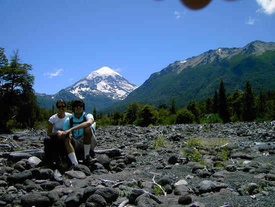 Heidi und Ziegenpeter vor dem Vulkan Lanin. Man beachte Ziegenpeters Trachtensocken 