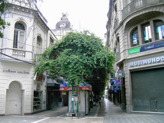 Wo sind die Menschen? Hier ist so was von tote Hose... Nicht mal "Window-Shopping" ist moeglich 