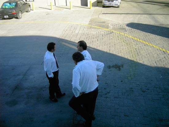 Zwar zeigt er sich unser FKK Busfahrer wieder von hinten, aber wenigstens angezogen 