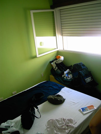 Ein Bett und sonst nichts. Immerhin konnten wir noch unsere Rucksaecke abstellen...