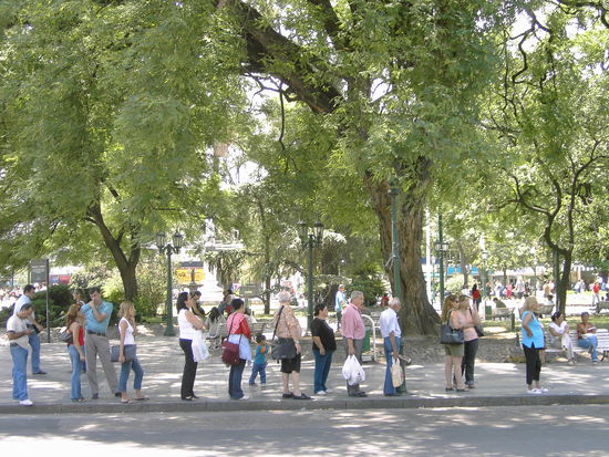 An dieser Stelle muss ich mal die argentinische Disziplin beim "Schlange stehen" loben. Niemand ist derart faehig zu warten...