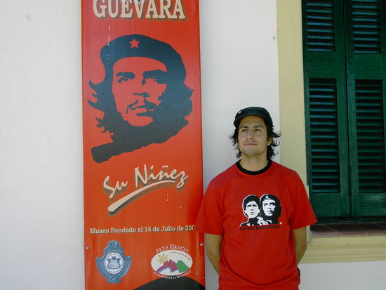 Unrasiert und ungewaschen, fast wie Che Guevara. Nur den Blick muss ich nochmal ueben 