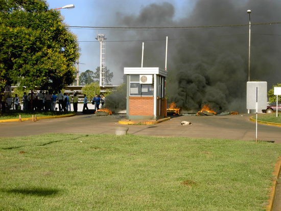 Zum Abschied von Posadas brennte am Busterminal die Luft (bzw. die Autoreifen). So wird hier gestreikt 