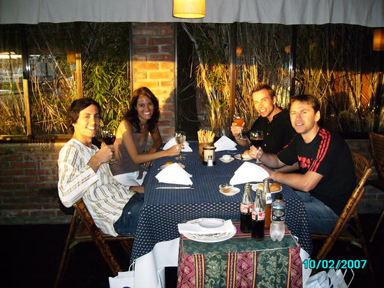 Direkt am Yachthafen. Nicole goennte sich mit Walnuss und Kuerbis gefuellte Ravioli in Salbeibutter, Marc eine Dorade in Parmesan-Sauce und Roland eine Art Calzone mit Meeresfruechten. Noch vom Kuestenvirus geplagt gab es fuer mich nur eine Rote Beete Suppe...